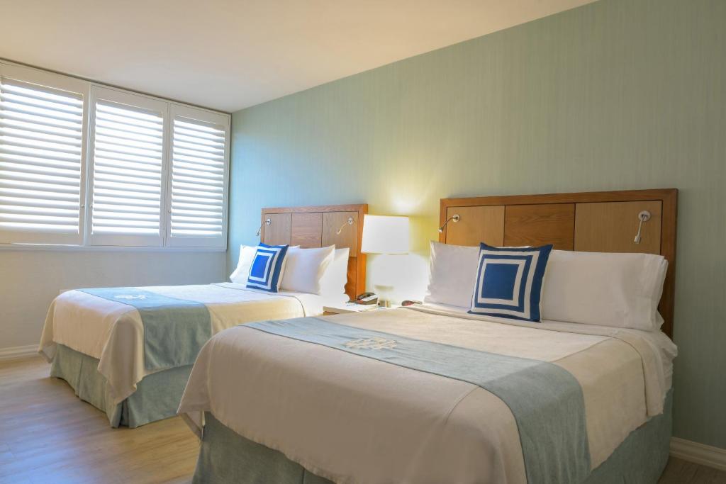 Четырехместный (Стандартный номер с 2 кроватями queen-size (160х200см)), Gateway Hotel Santa Monica