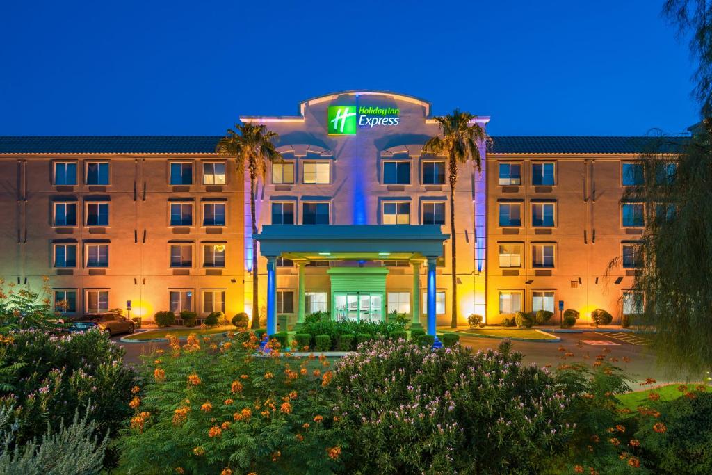 Holiday Inn Express Hotel & Suites PEORIA NORTH - GLENDALE, an IHG Hotel image