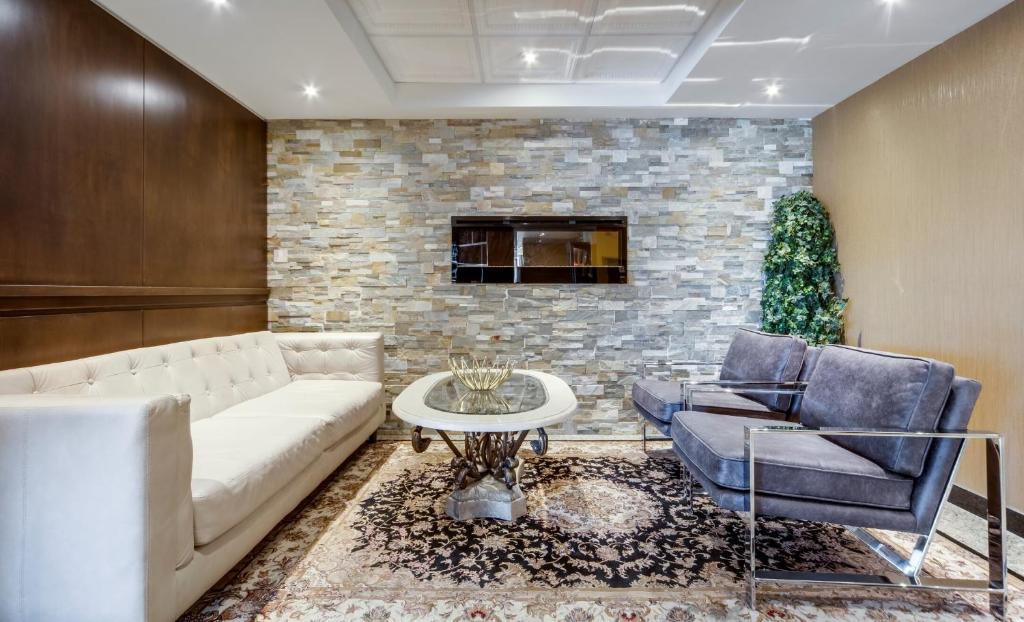 Monte Carlo Inn Airport Suites photo 3