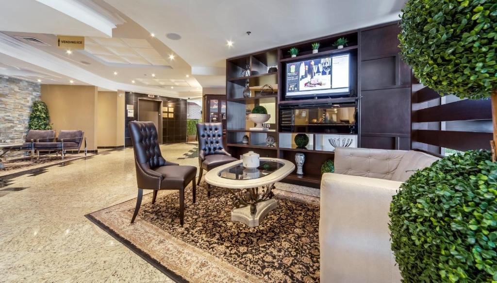 Monte Carlo Inn Airport Suites photo 4