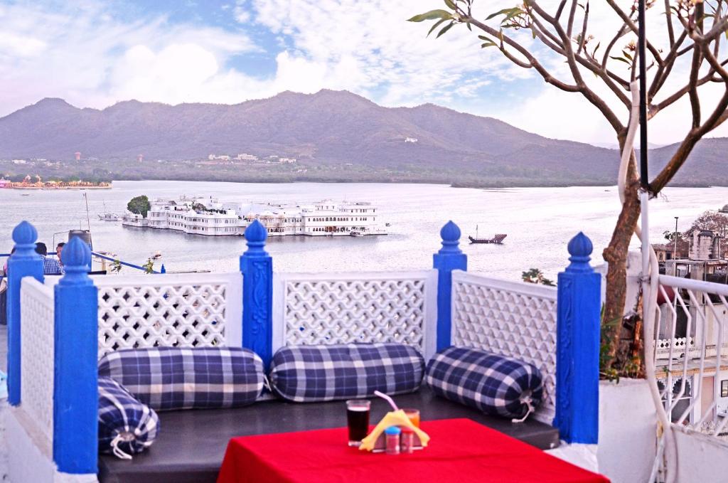 The Lake View Hotel- On Lake Pichola photo 4