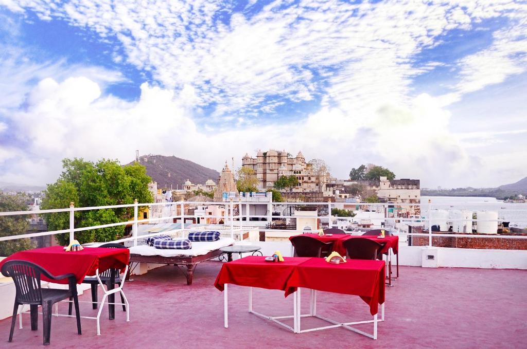 The Lake View Hotel- On Lake Pichola photo 2