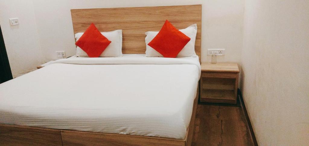 Двухместный (Номер Делюкс), Hotel Aerocity Golden At Delhi Airport