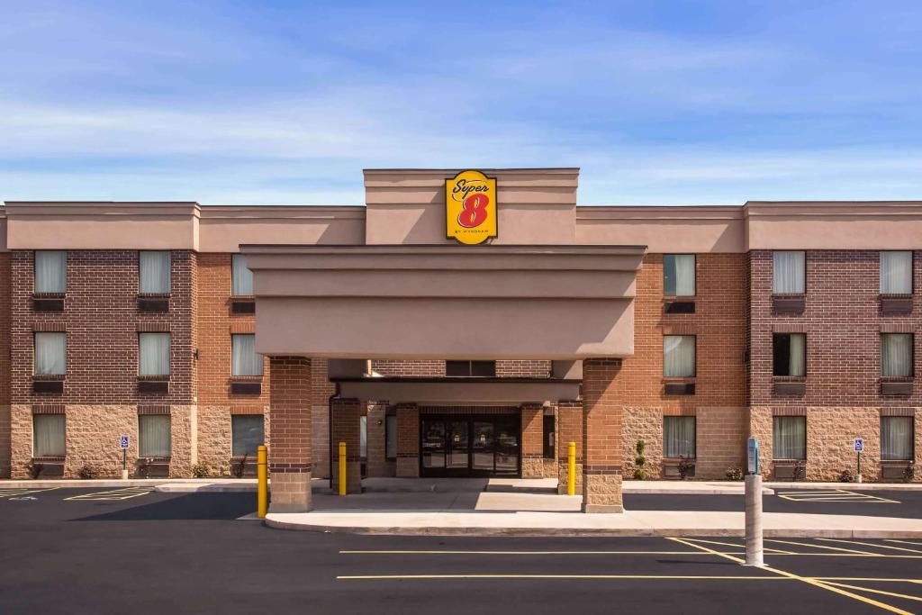 Super 8 by Wyndham St. Louis North photo 2