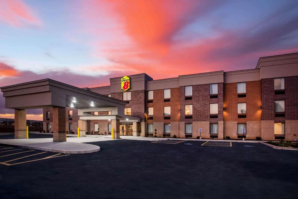 Super 8 by Wyndham St. Louis North photo 1