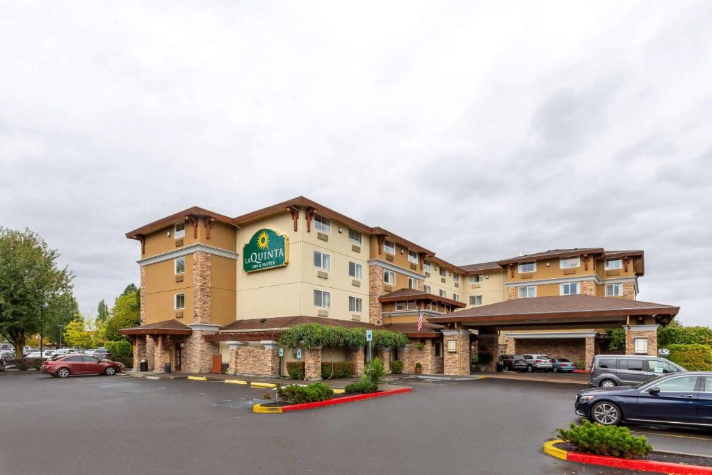 La Quinta Inn & Suites by Wyndham Vancouver image