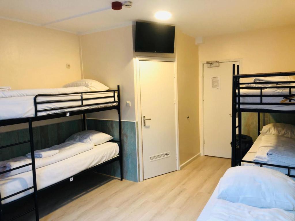 Семейный (Cемейный номер с собственной ванной комнатой), Hotel Damrak Inn
