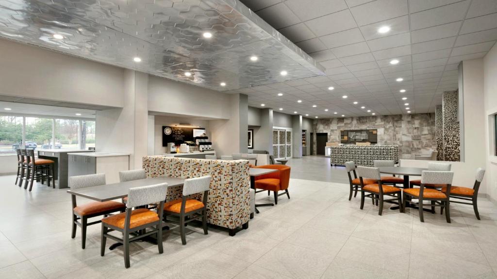 Holiday Inn Express - Williamsburg Busch Gardens Area, an IHG Hotel photo 2