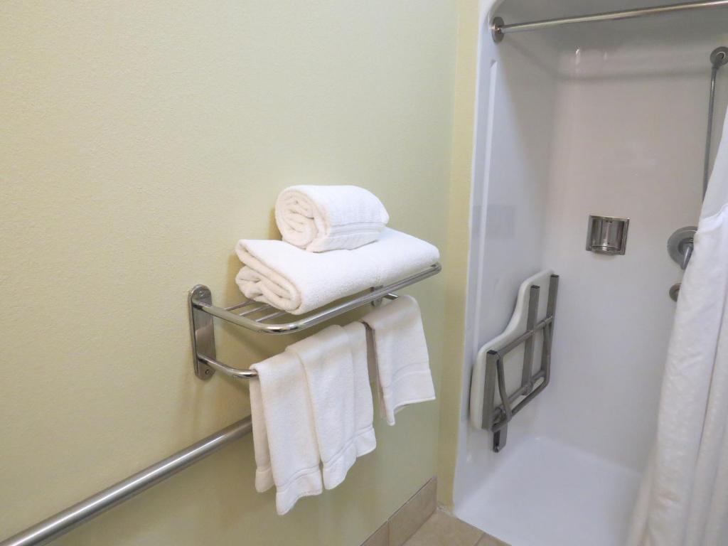 Holiday Inn Express Hotel & Suites Pampa - Tap to explore photos