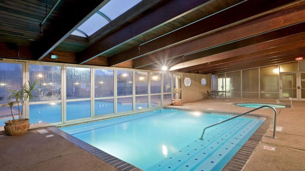 Holiday Inn and Suites Overland Park West, an IHG Hotel image
