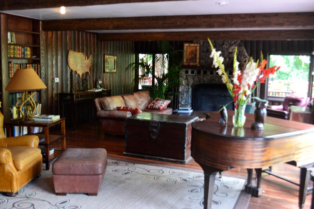 Guerneville Lodge photo 1