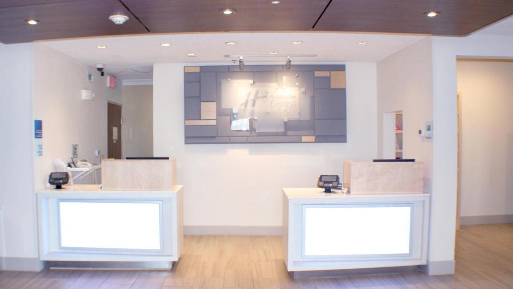 Holiday Inn Express Hotel & Suites Plainview, an IHG Hotel photo 2