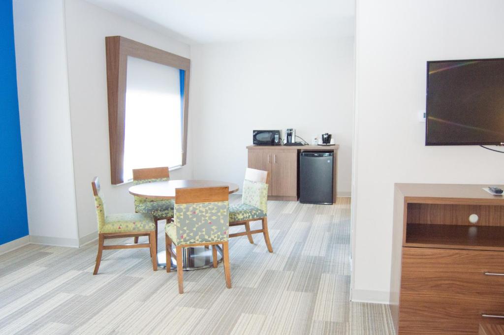 Holiday Inn Express Slidell, an IHG Hotel photo 2