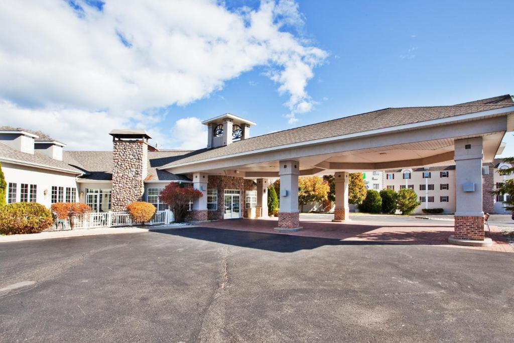 Holiday Inn Express St. Ignace-Lake Front, an IHG Hotel image