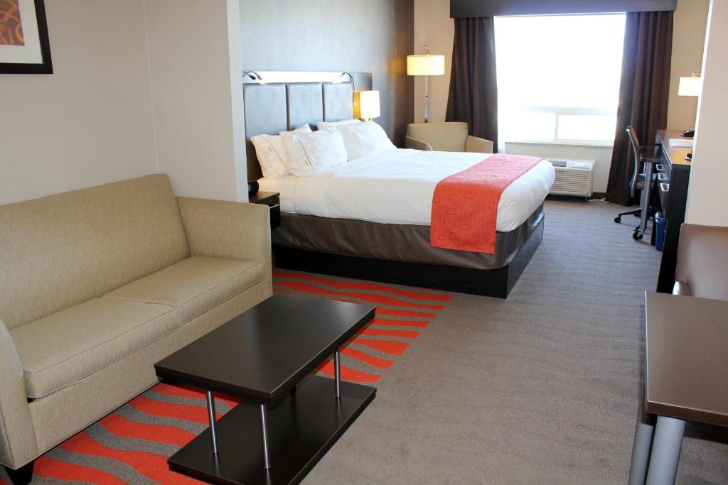 Chateau Inn & Suites Bonnyville photo 2