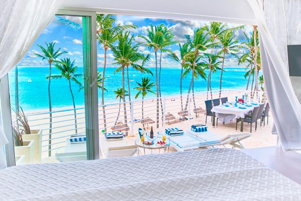 Incredible 4BR Beachfront Penthouse with Ocean View