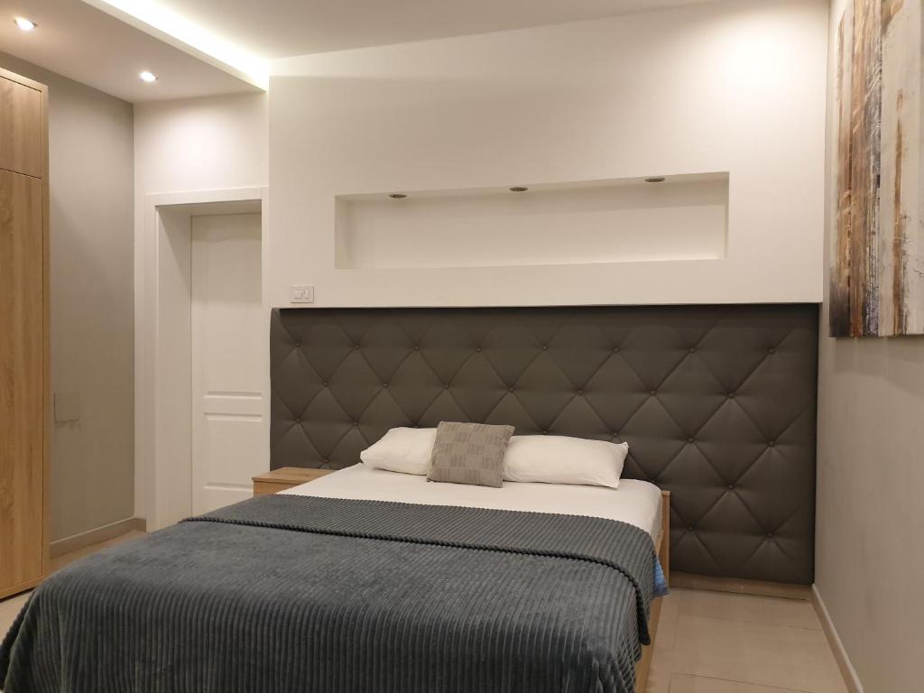 Gold Crown Apartments photo 3