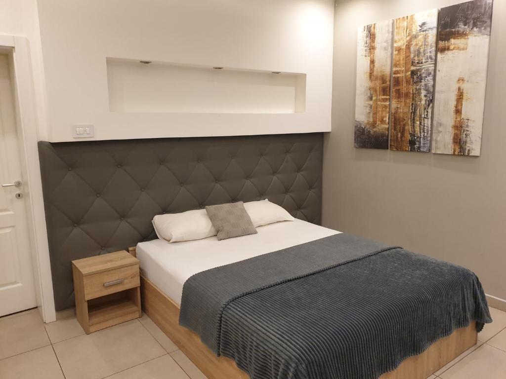 Gold Crown Apartments photo 4