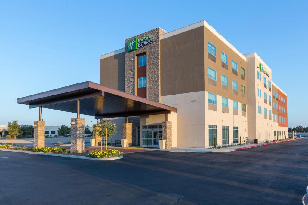 Holiday Inn Express Visalia Sequoia Gateway Area, an IHG Hotel image