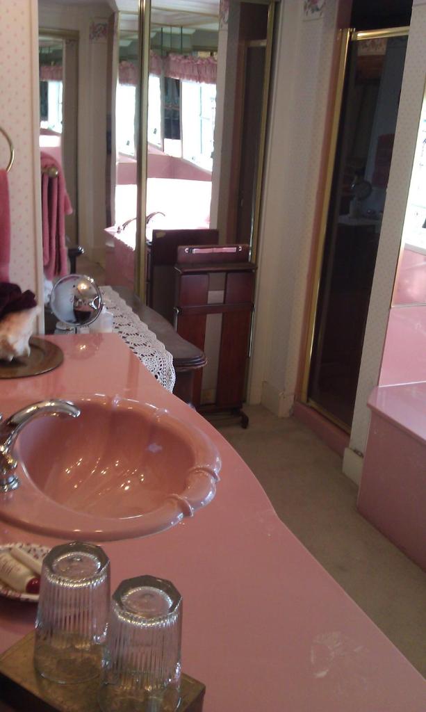 2439 Fairfield "A Bed and Breakfast" photo 3