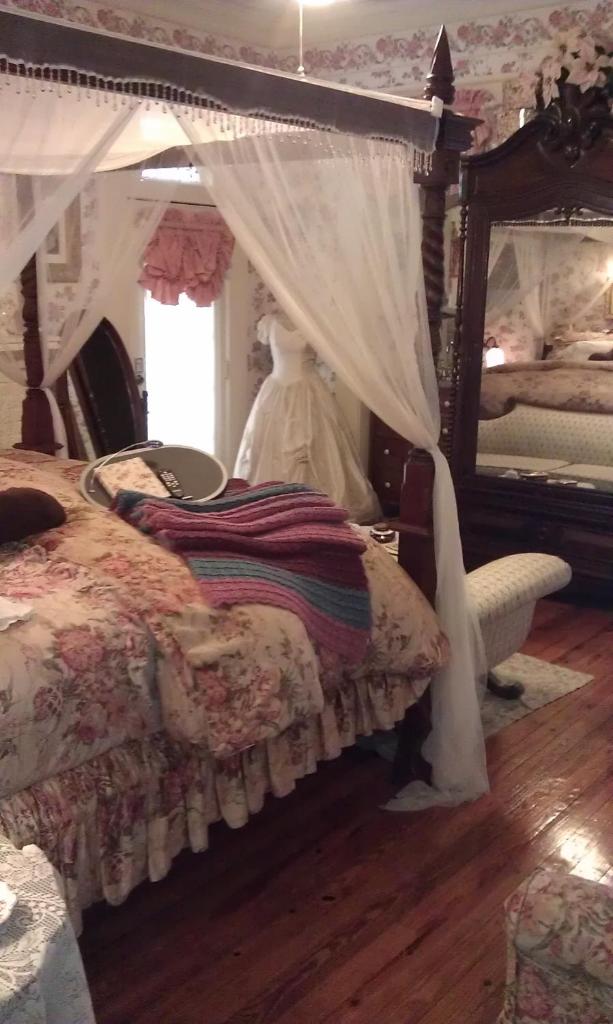 2439 Fairfield "A Bed and Breakfast" photo 4