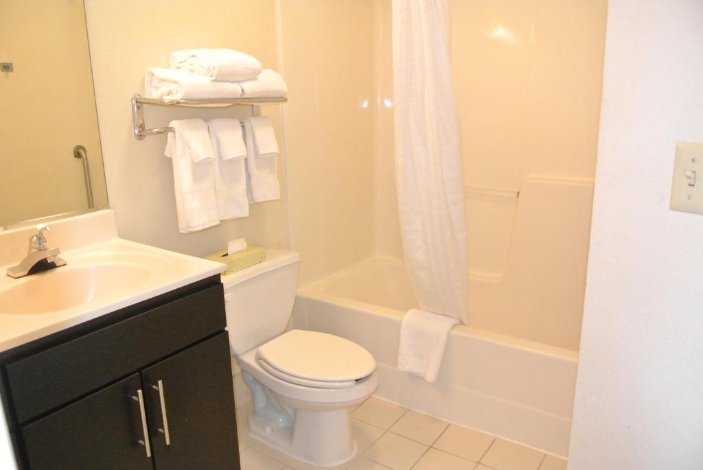 Candlewood Suites Washington-Fairfax, an IHG Hotel photo 4