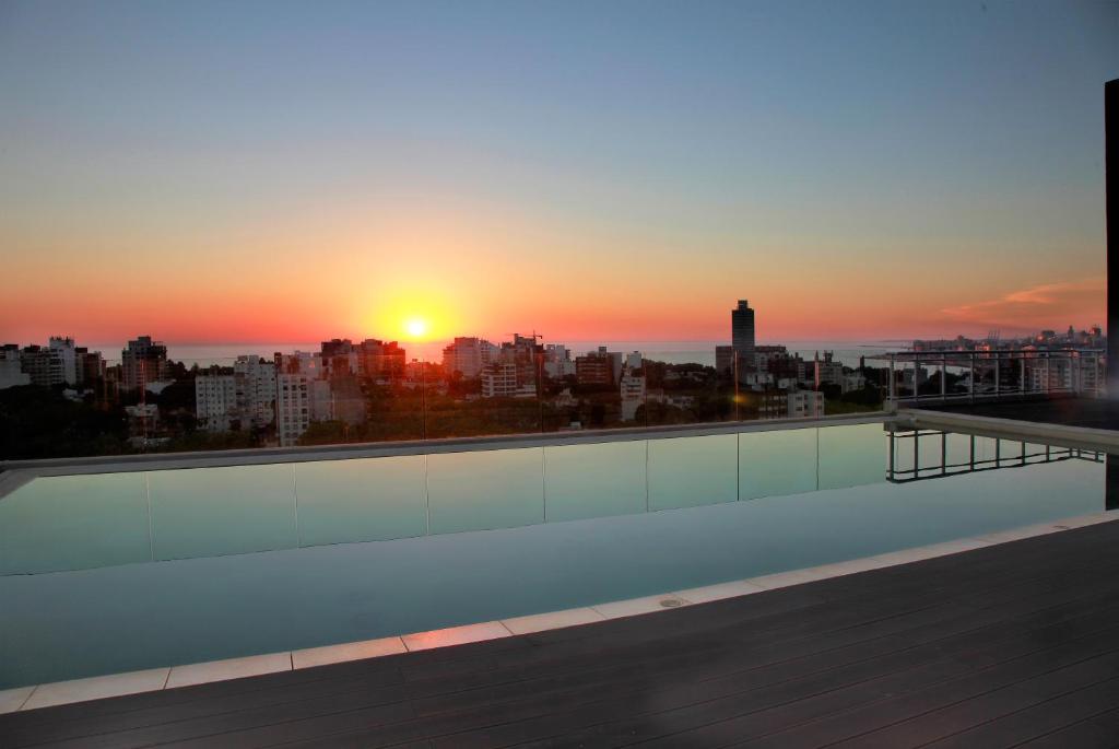 Dazzler by Wyndham Montevideo - Tap to explore photos