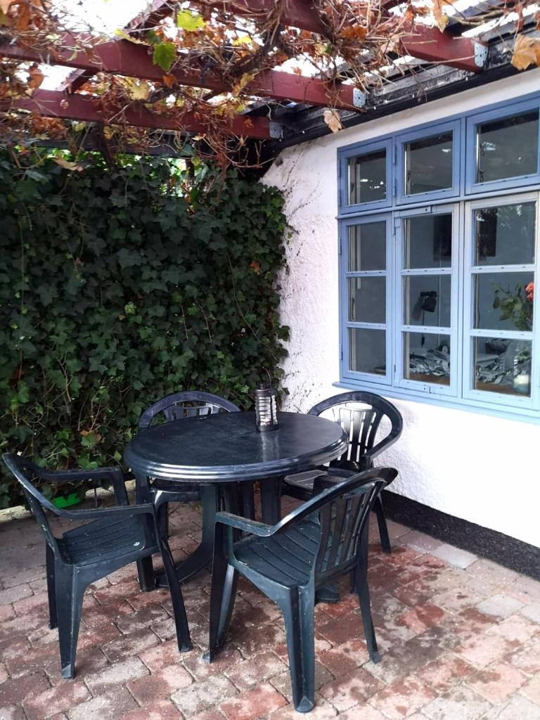 Cosy cottage in a garden photo 1