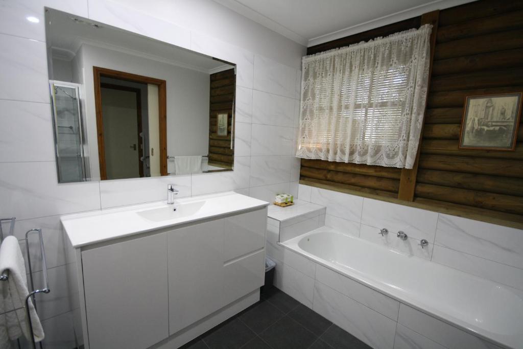 Halls Gap Log Cabins photo 1