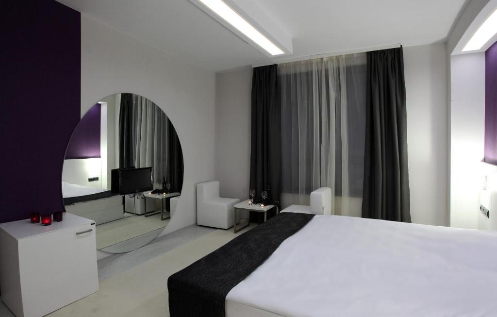 Hotel Idol Room Type - Deluxe King Room