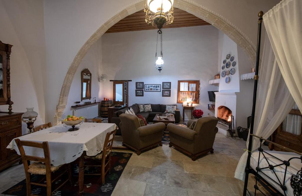 Apanemia Inn House