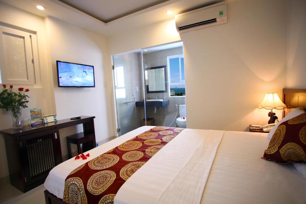 Двухместный (Улучшенный двухместный номер с 1 кроватью), Azura Hotel