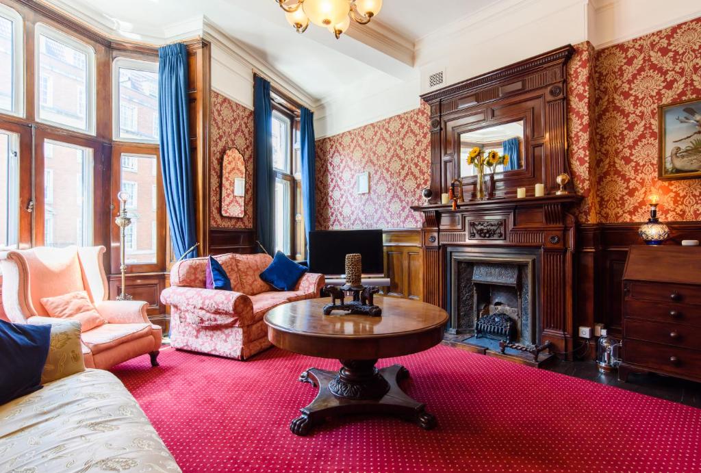 City Centre Mansion Sleeping 1 to 23 - Tap to explore photos