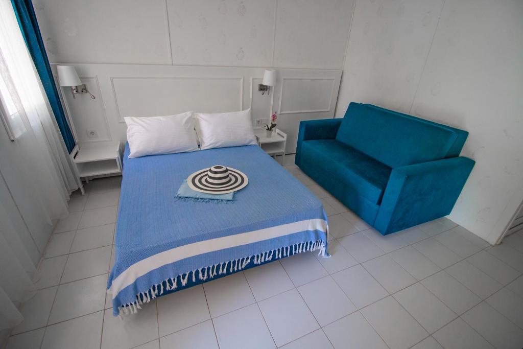 Blue & White Hotel photo 1