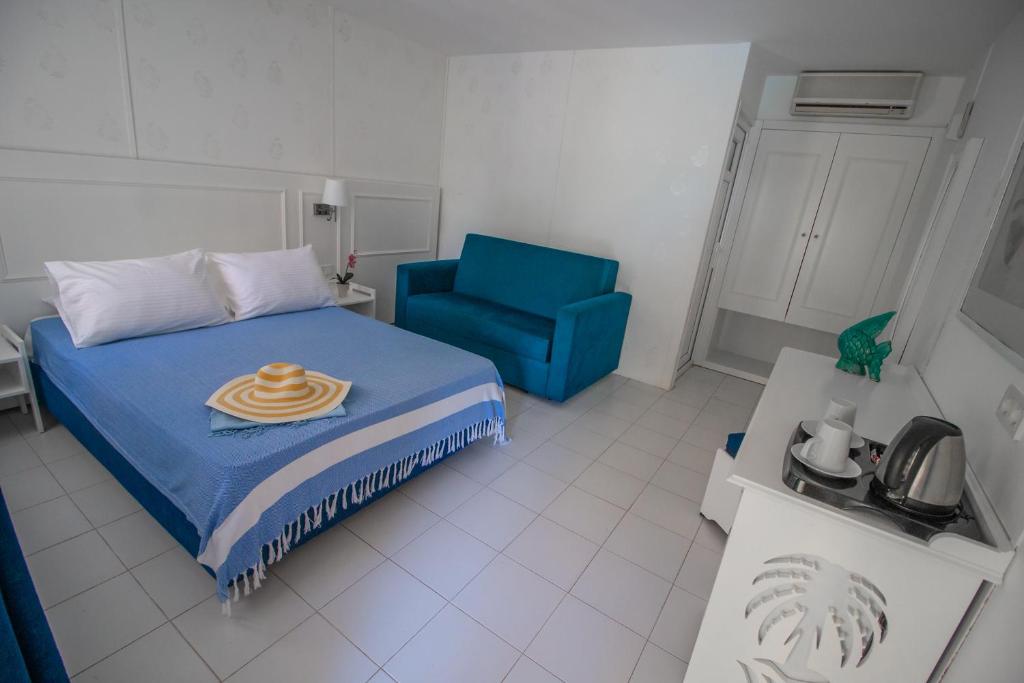 Blue & White Hotel photo 2