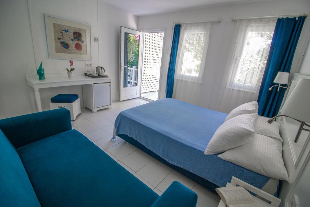 Blue & White Hotel photo 4