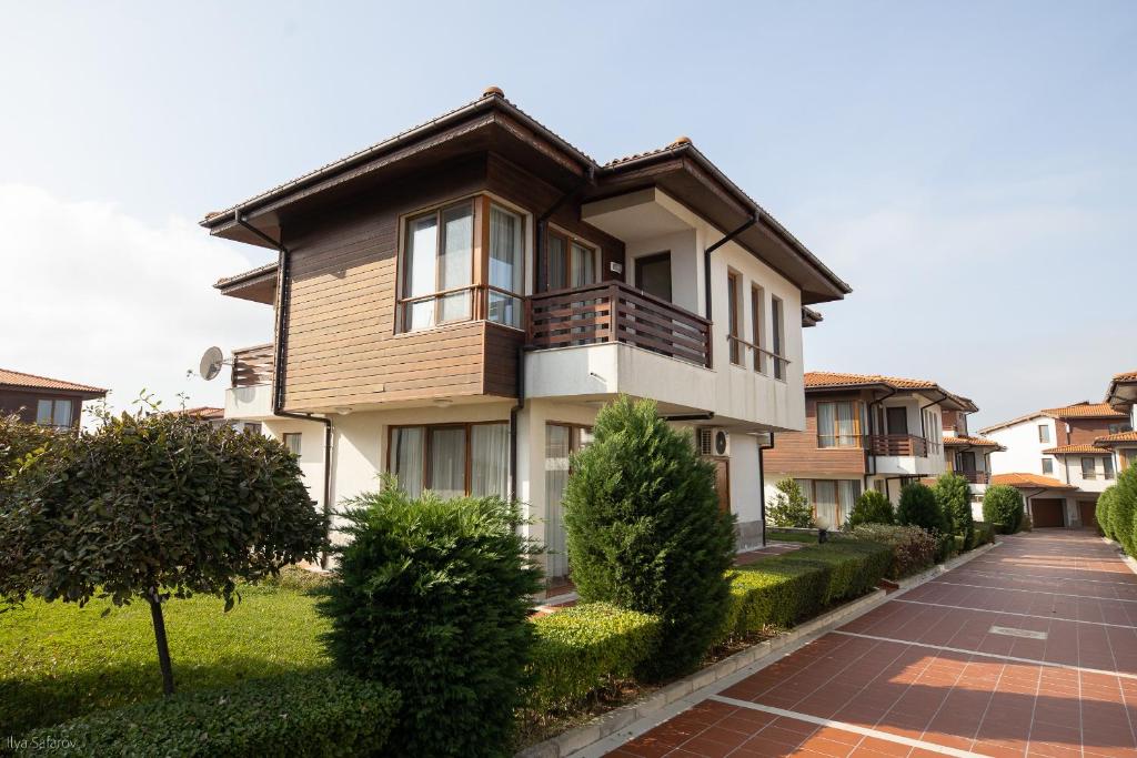 Villas in Complex Trakiyskiy Bryag