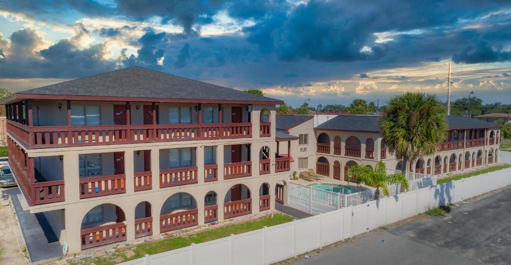 Sevilla Inn - Near Medieval Times image