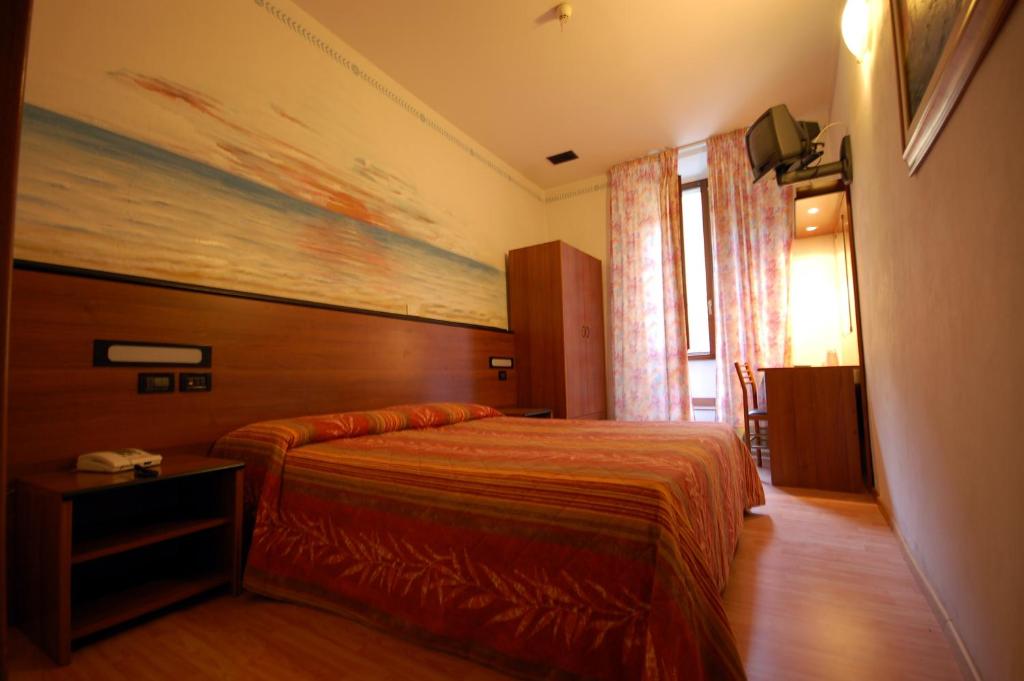 Hotel Leonardo - Tap to explore photos