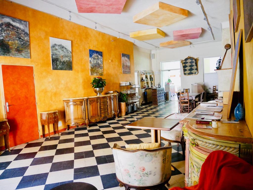 Logis Hotel Restaurant Le Grand Puech photo 1