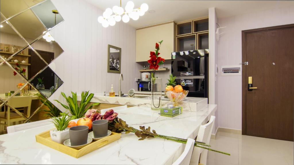 BIG APARTMENT FOR BIG GROUP NEAR BEN THANH MARKET