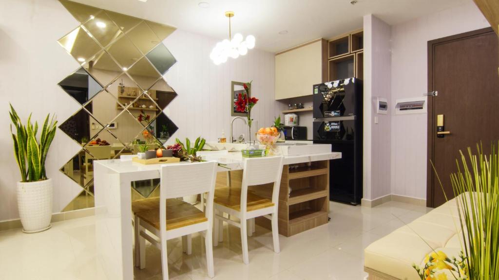 BIG APARTMENT FOR BIG GROUP NEAR BEN THANH MARKET