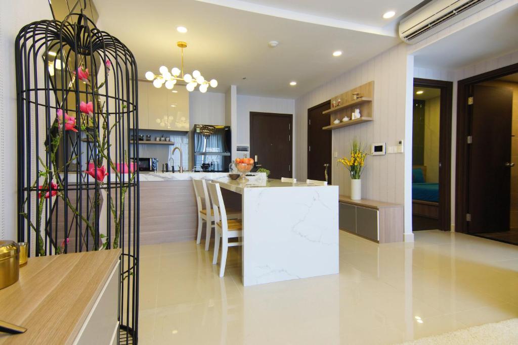 BIG APARTMENT FOR BIG GROUP NEAR BEN THANH MARKET