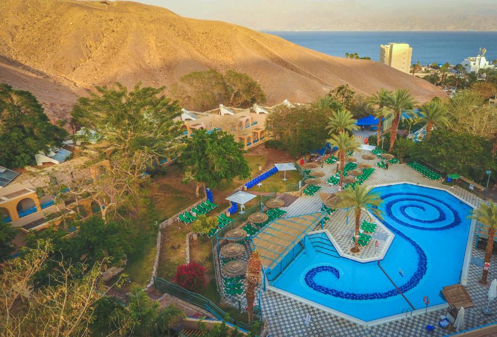 Club In Eilat Resort - Executive Deluxe Villa With Jacuzzi, Terrace & Parking photo 1