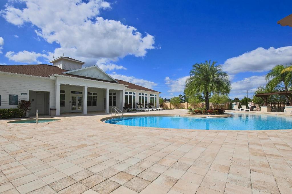 3 Bedroom Townhouse Fits 8, 10' To Disney Parks! image