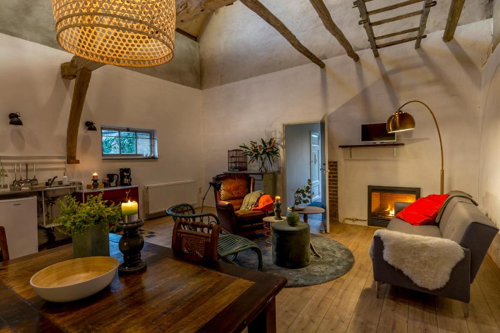 Aan de Holle Weg. Zeer landelijk gelegen verbouwde stal tot woning photo 4