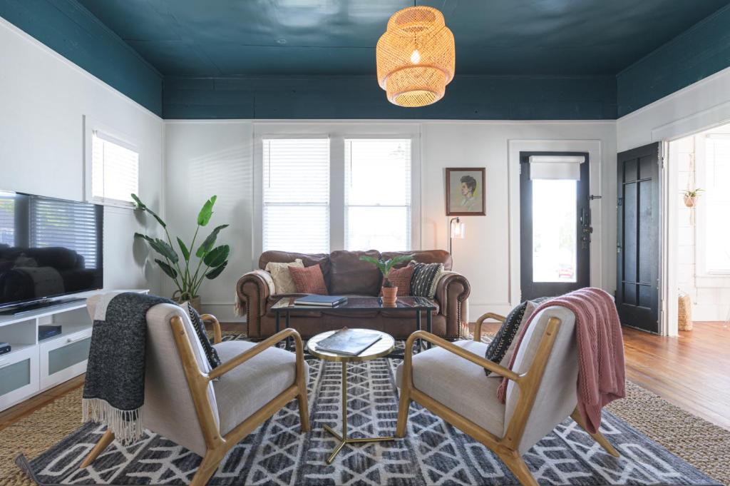 Restored 1930s Uptown Bungalow 2 min. to Magnolia photo 3