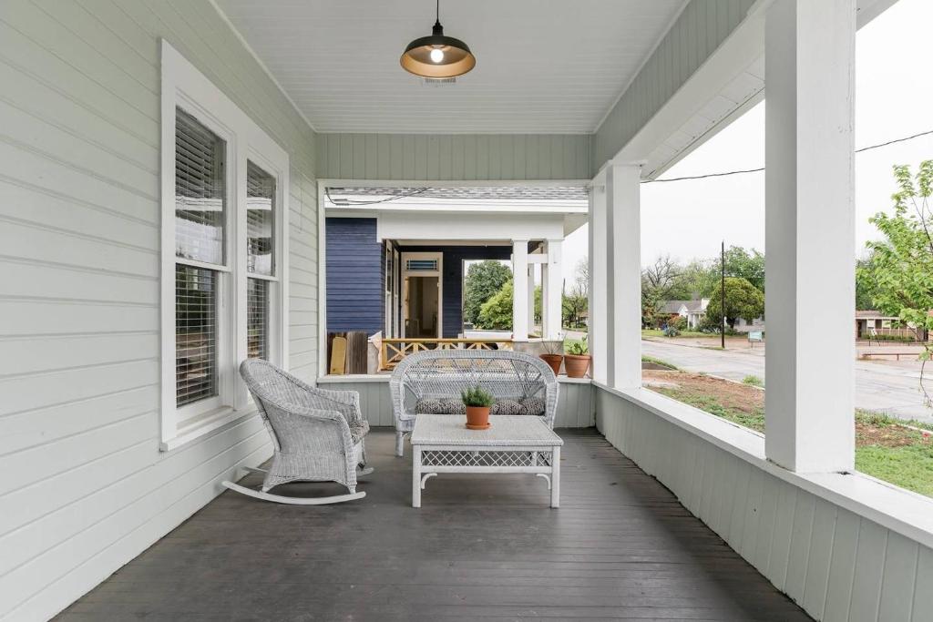 Restored 1930s Uptown Bungalow 2 min. to Magnolia photo 1