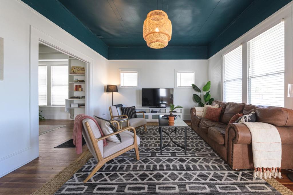 Restored 1930s Uptown Bungalow 2 min. to Magnolia photo 2