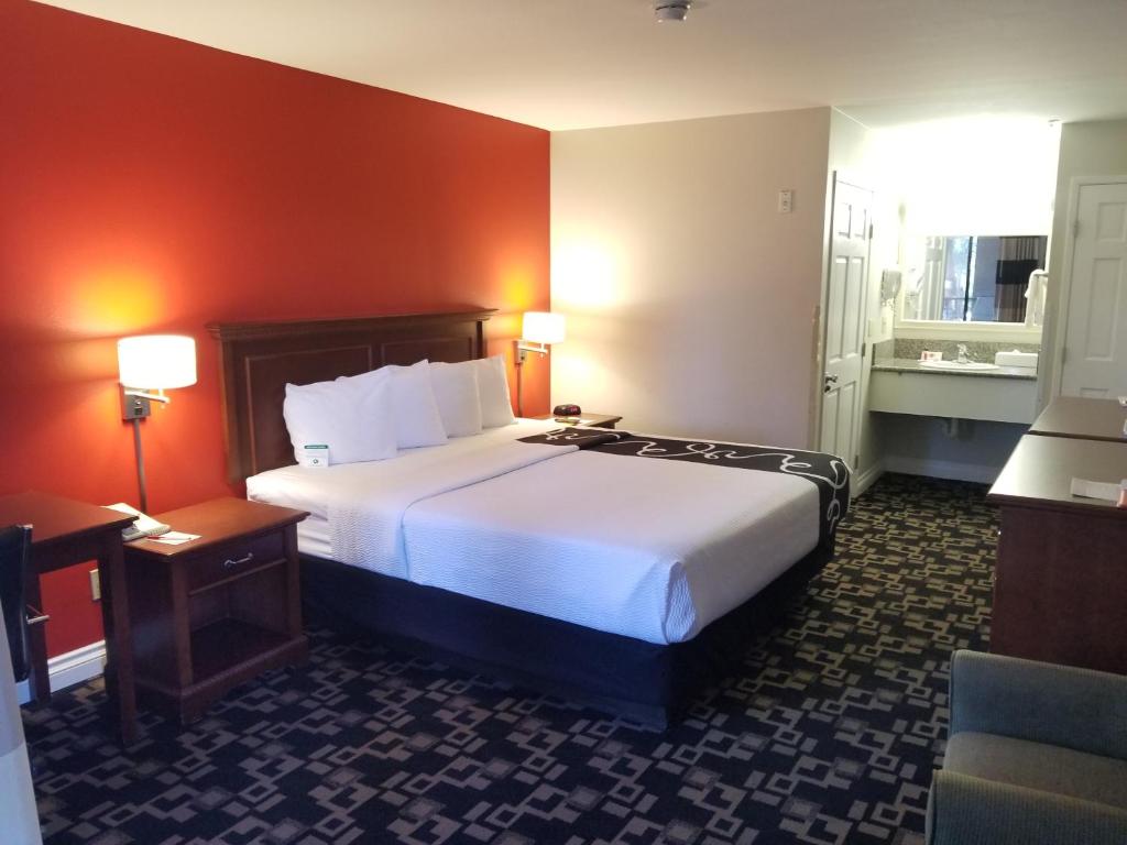 Ramada by Wyndham Oceanside photo 4